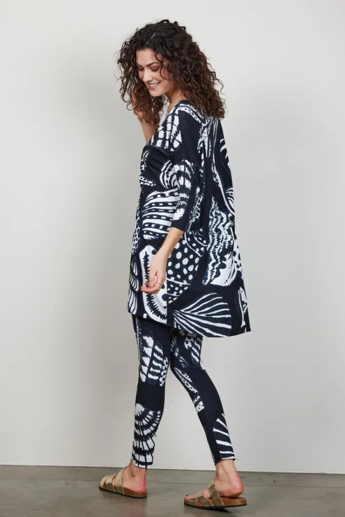 DiDi Basic legging in Black with Shell Symphony print- Leggings | Lange Broeken