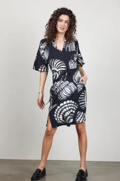 DiDi Dress Baily in Black with Shell Symphony XXL print- Jurken & Tunieken