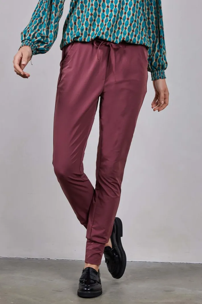 DiDi Travel pants Flying in de kleur mahogany- Travel | Lange Broeken